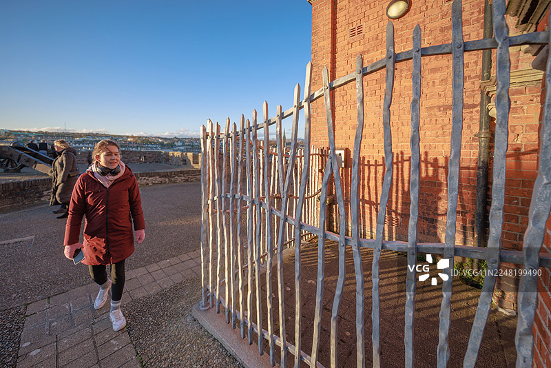 秋日明媚，探索古老堡垒图片素材