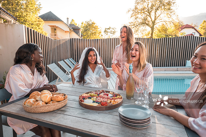 单身派对的茶点时光图片素材