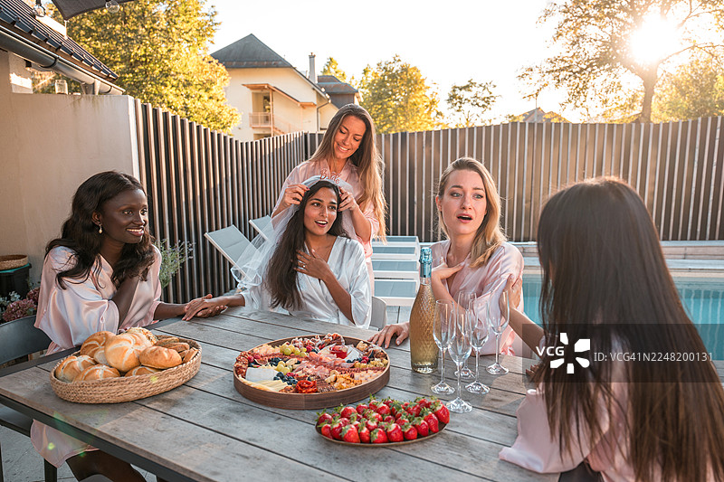 泳池边的丝绸睡袍和零食图片素材