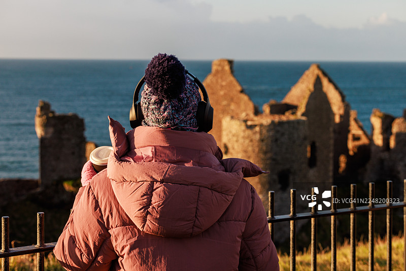 女子在邓路斯城堡佩戴听力保护装置图片素材