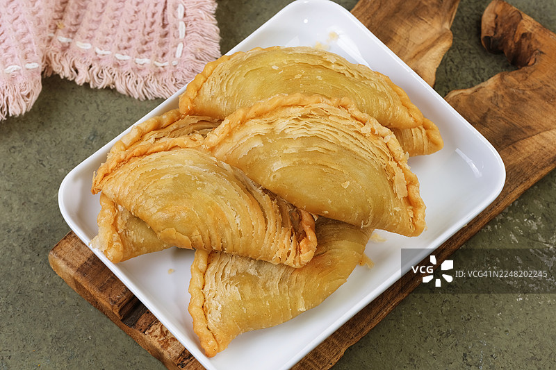 白盘上盛放的咖喱角图片素材