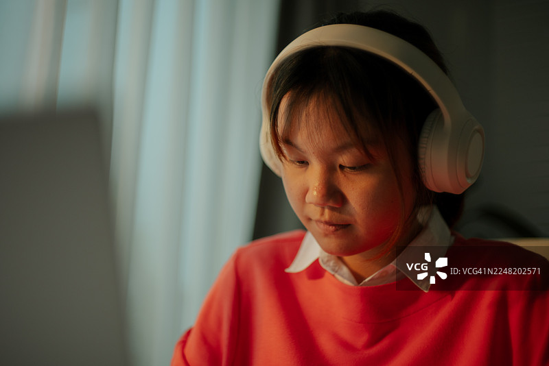 学生在家进行在线学习图片素材