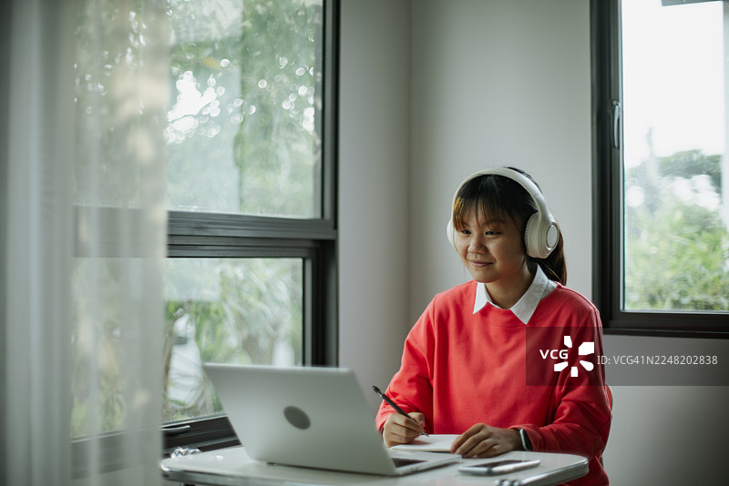 学生在家进行在线学习。图片素材