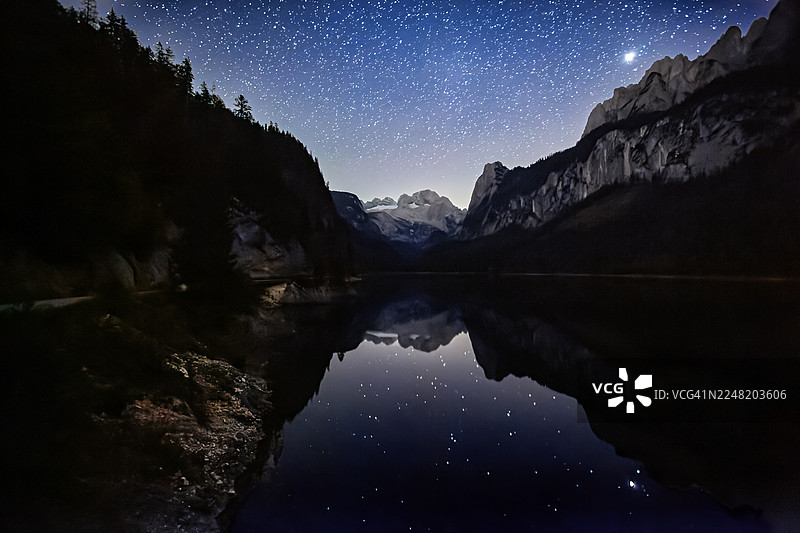 奥地利上奥地利州萨尔茨卡默古特地区，宁静的戈绍湖（Gosausee）上空星空闪耀，倒映着达赫斯坦山脉的景象。图片素材