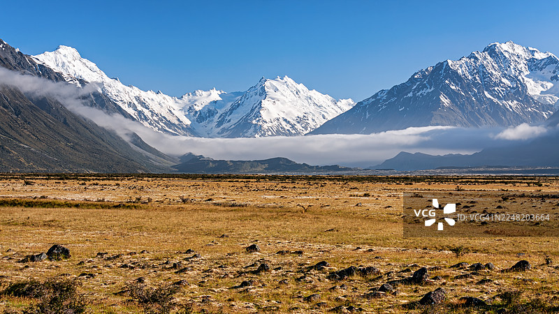 新西兰奥拉基山国家公园雪山之巅与山谷草原图片素材