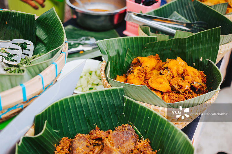 亚洲食品市场，竹篮里盛放着各式米饭菜肴图片素材