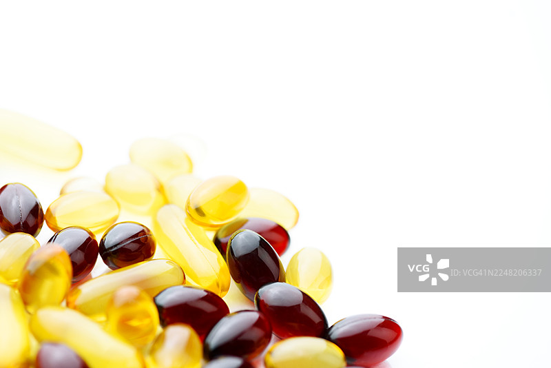 欧米伽3胶囊和软胶囊，用于美容、护肤和健康营养——黄色和红色软胶囊补充剂的特写图片素材
