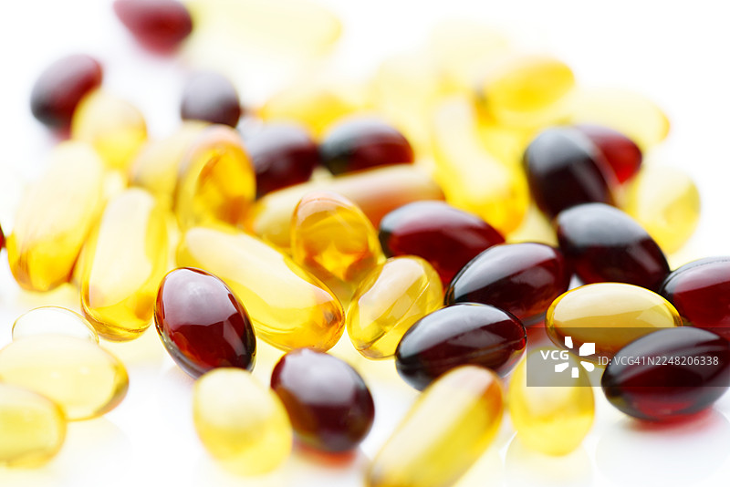 各种欧米伽-3胶囊补充剂，黄色和深红色软胶囊，突出美容、护肤、健康和保健图片素材