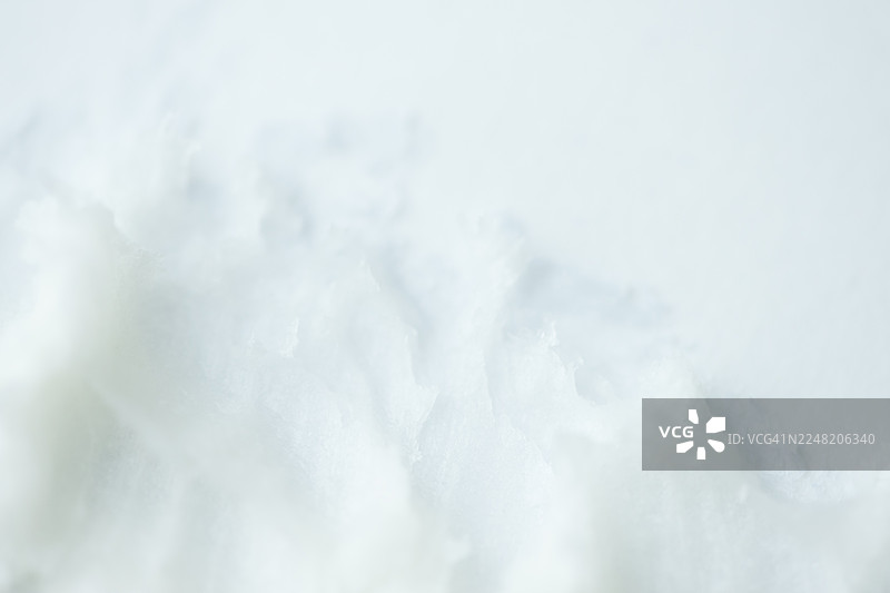 柔和的雪白面霜图片，极简护肤品背景，适用于美容和护肤品营销图片素材