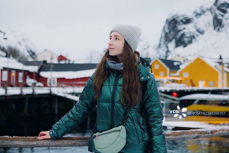 在罗弗敦一群红色的罗布鲁房屋旁，一位英俊的女子正在散步图片素材