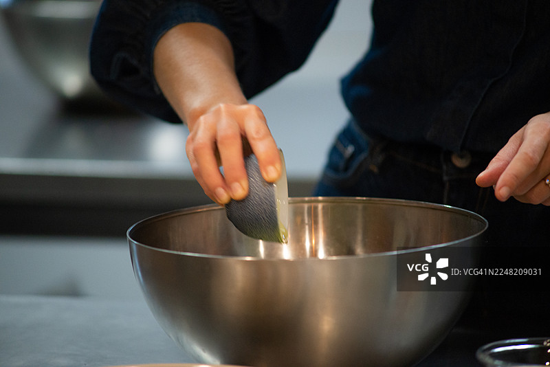 健康家常菜——现代厨房中准备新鲜食物的特写双手图片素材