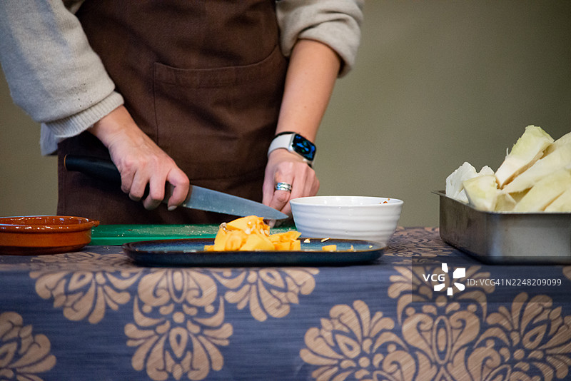 健康家常菜——现代厨房中准备新鲜食材的特写双手图片素材