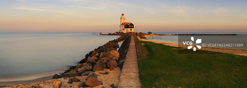 荷兰马肯岛灯塔“马肯之马”全景日落景象图片素材