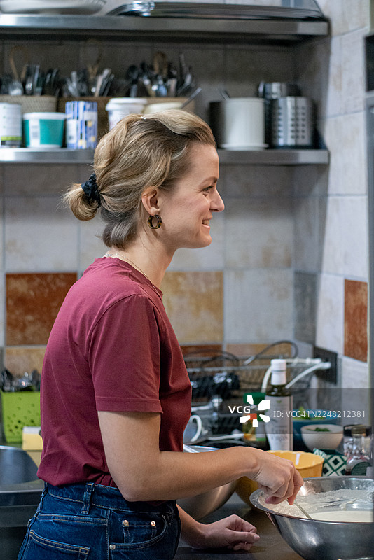 专业厨师在商业厨房准备食物图片素材