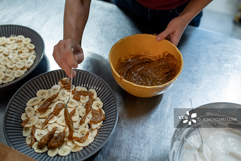 健康家常菜——现代厨房里双手准备新鲜食物的特写图片素材