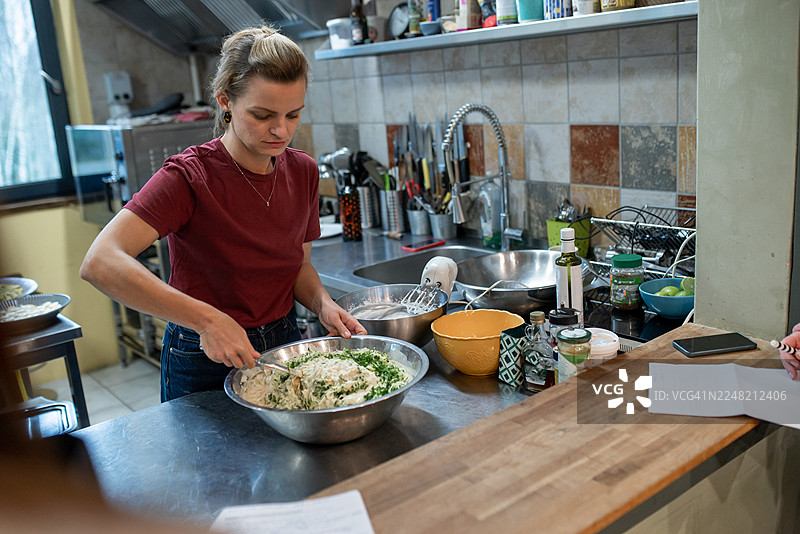 专业厨师在商业厨房准备食物图片素材