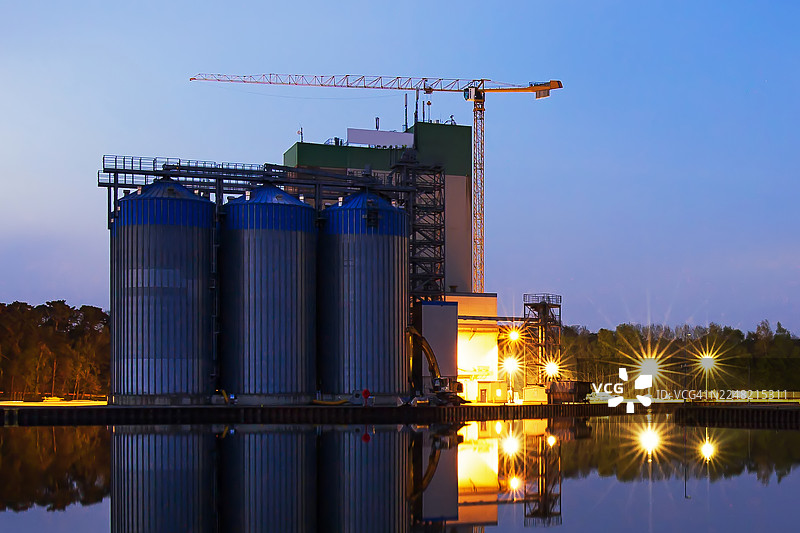 新建筒仓建筑工地的巨型起重机图片素材