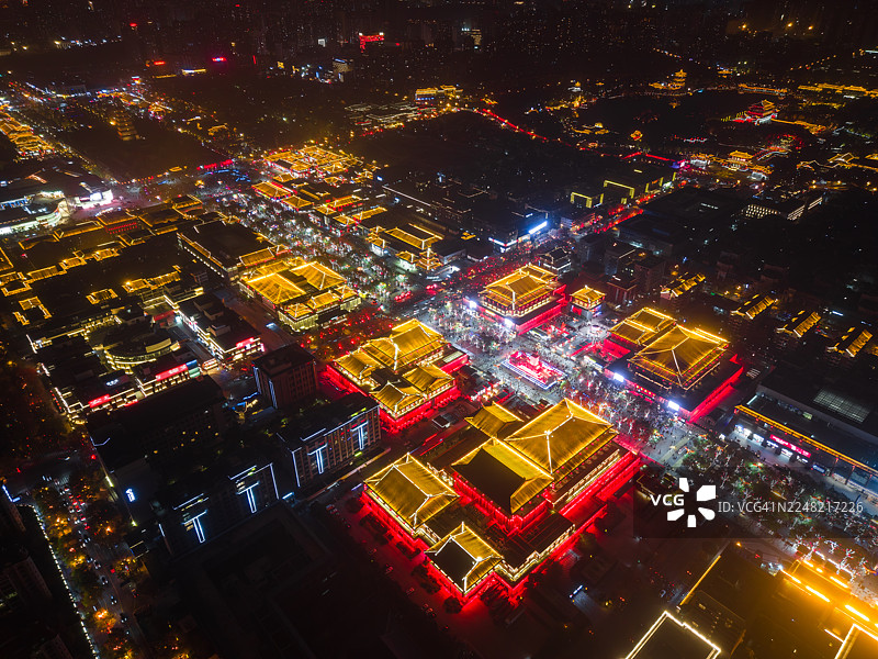 西安唐代建筑群的夜间鸟瞰图图片素材