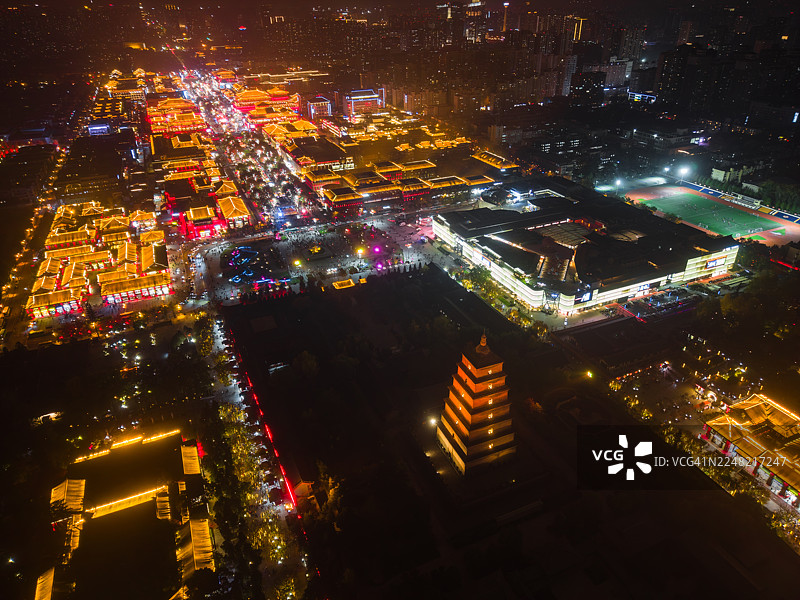 夜景下西安大雁塔的航拍视角图片素材