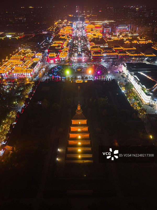 夜景下西安大雁塔的航拍视角图片素材