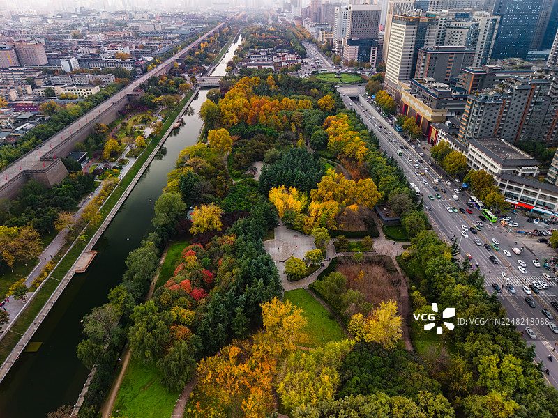 西安城市公园的空中视角，秋季树木和运河图片素材