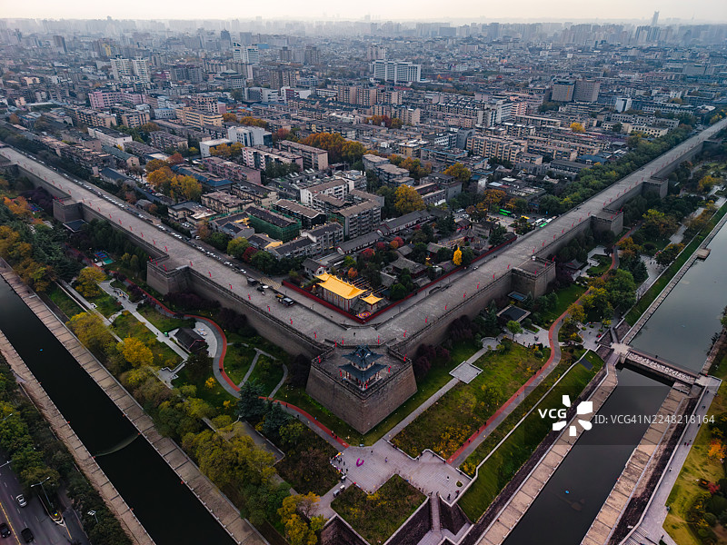 西安古城墙和护城河的鸟瞰图图片素材