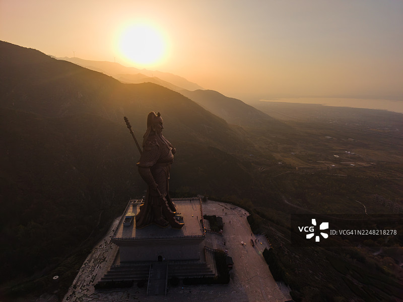 航拍山景中的巨型关羽雕像图片素材