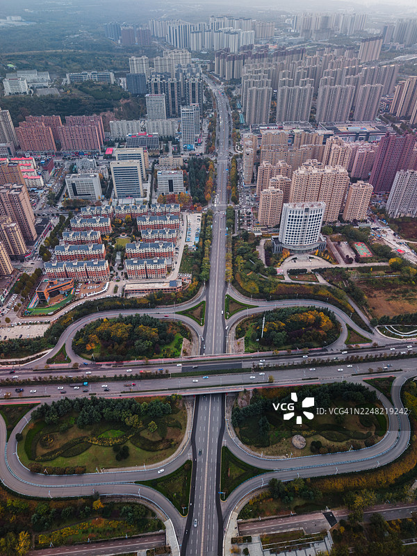 城市建筑和河流上方的高速公路立交桥的鸟瞰图图片素材