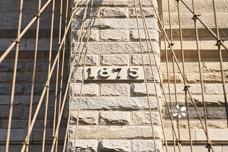 布鲁克林大桥历史细节，显示1875年工程日期图片素材