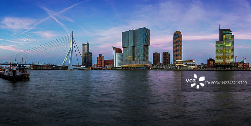 日落时分的鹿特丹城市天际线全景，以地标性建筑伊拉斯谟桥为特色（南荷兰省，荷兰）图片素材