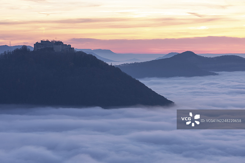 德国巴登-符腾堡州施瓦本汝拉地区，从布鲁伦费尔斯到霍恩诺伊芬城堡的雾海日落图片素材