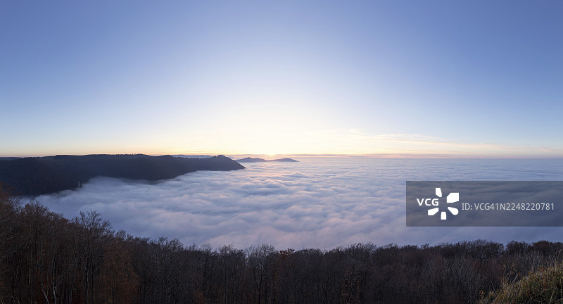 德国巴登-符腾堡州施瓦本汝拉地区，从博伊伦岩石到霍恩纽芬城堡的雾海日落图片素材