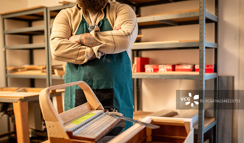 一位男子弹奏手风琴的肖像图片素材