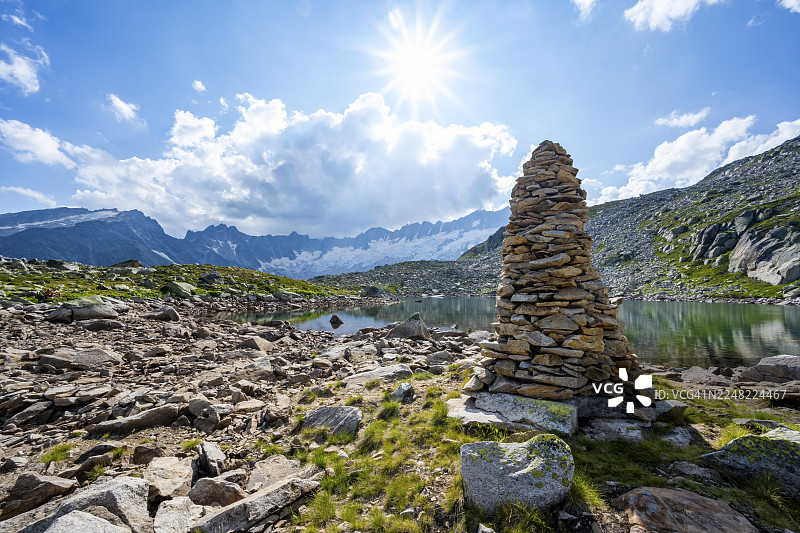 湖边石堆，风景如画的山景，有达马斯托克和达马冰川，格申嫩阿尔普，乌里州，瑞士图片素材