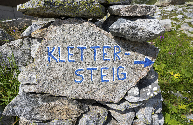 带有“铁道攀登”字样的指示牌，在岩石上，贝格塞小屋，戈申山口，乌里州，瑞士图片素材
