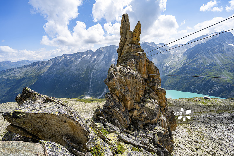 瑞士乌里州戈申阿尔卑山脉湖泊攀岩路线上的鳄鱼岩石构造和绳索桥，位于伯格塞希恩-沃巴乌图片素材