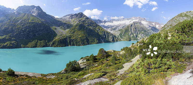 瑞士乌里州果申嫩阿尔卑湖，绿松石蓝色的高山湖泊，风景如画的山地景观，远处有达玛斯托克山和达玛冰川。图片素材