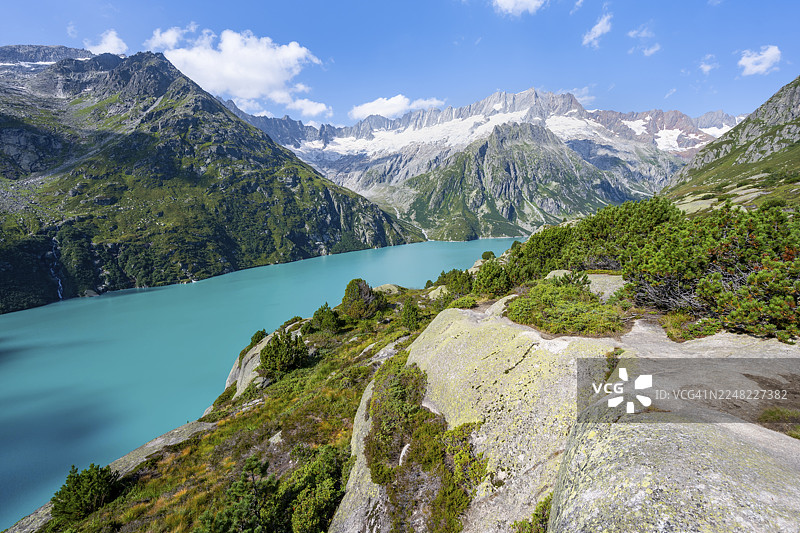 土耳其蓝山湖格申嫩阿尔普湖，风景如画的山景，有达马斯托克峰和达马冰川，位于瑞士乌里州格申嫩阿尔普。图片素材
