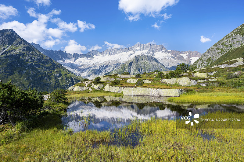 瑞士乌里州戈申山口的莫尔湖，达玛斯托克峰和达玛斯冰川倒映其中，风景如画的山地景观图片素材