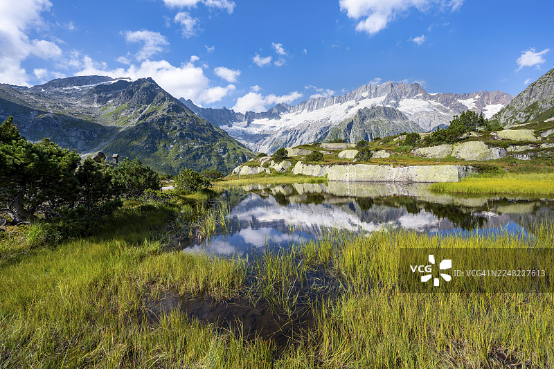 瑞士乌里州格申嫩阿尔卑山脉风光，穆尔湖倒映着达玛斯托克山和达玛斯冰川图片素材