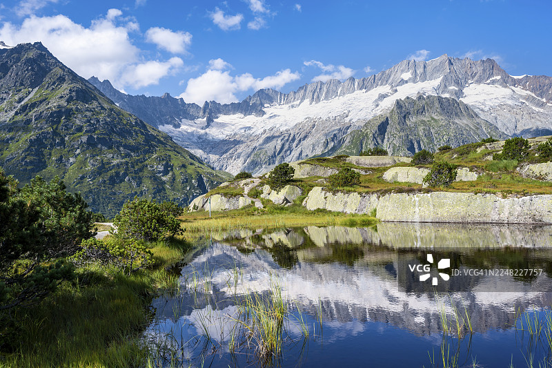 瑞士乌里州戈申内尔普的莫尔湖,达玛斯托克山和达玛斯冰川倒映在湖中,风景如画的山地景观图片素材