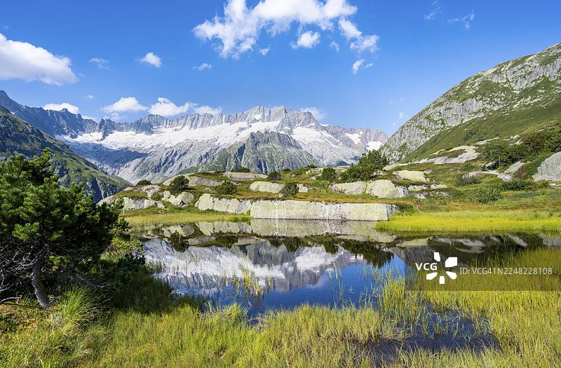 风景如画的山地景观,达马斯托克和达马斯冰川倒映在乌里州戈申阿尔普的摩尔湖中,瑞士图片素材