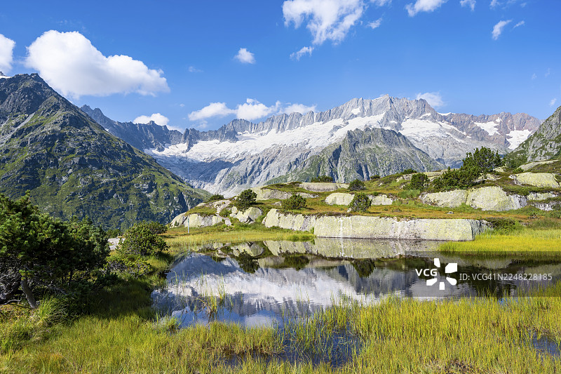 风景如画的山景,达马斯托克和达马斯冰川倒映在乌里州戈申阿尔普的穆尔湖中,瑞士图片素材
