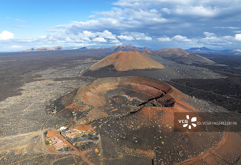 蒙塔尼亚·克马达和蒙塔尼亚·佩德罗·佩里科火山,拥有火山口和熔岩地的火山景观,鸟瞰图,西班牙加那利群岛兰萨罗特岛图片素材