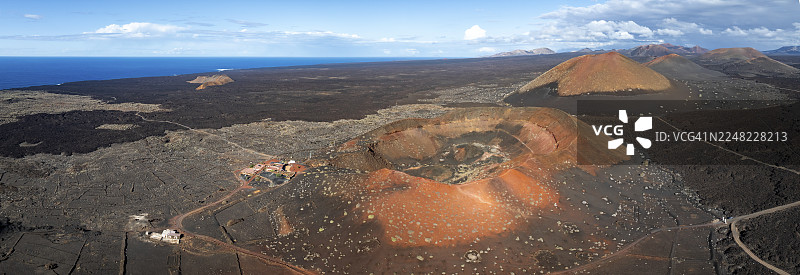 西班牙加那利群岛兰萨罗特岛，火山地貌，有火山口和熔岩区，鸟瞰圆锥形山（Montaña Quemada）和佩德罗·佩里科山（Montaña Pedro Perico）火山图片素材