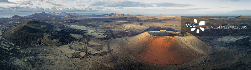 卡尔德拉科剧场火山和黑山,晨光中的火山坑和熔岩田地,风景如画的火山景观,位于洛斯火山自然公园,兰萨罗特,加那利群岛,西班牙,航拍图片素材