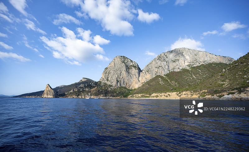 风景如画的岩石海岸,有佩德拉隆加尖峰的悬崖,蓝色的海,奥罗塞伊湾,包内,撒丁岛,意大利图片素材
