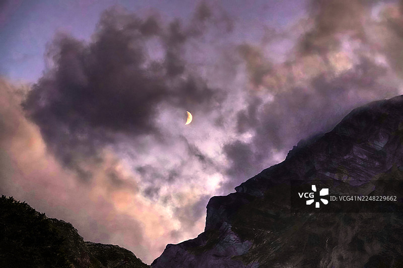 月亮、云彩和山峰图片素材