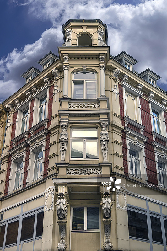1900年左右建造的转角住宅楼的多层凸窗,位于德国石勒苏益格-荷尔斯泰因州汉萨同盟城市吕贝克的布赖特大街。图片素材