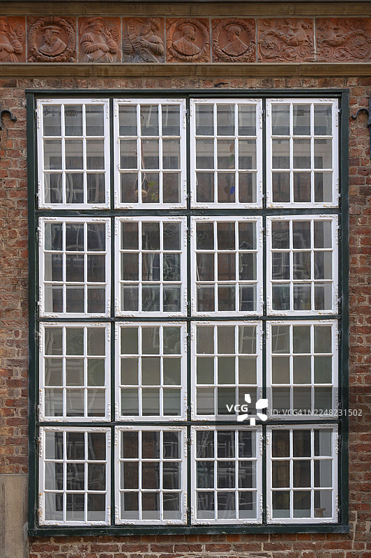 历史悠久的窗户,顶部饰有赤陶装饰,文艺复兴时期外观,约1560年,门格街27号,汉萨同盟城市吕贝克,石勒苏益格-荷尔斯泰因州,德国图片素材
